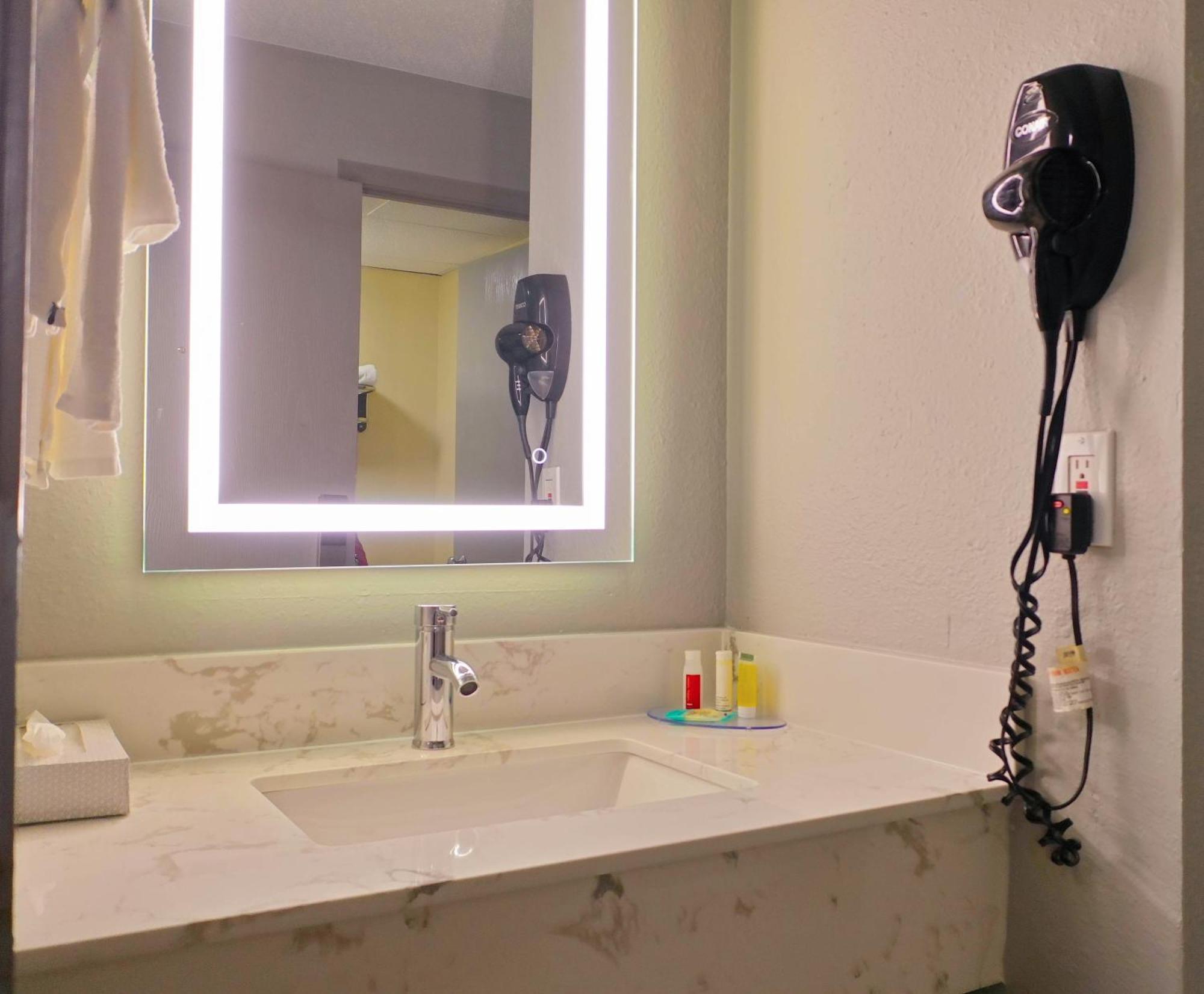 Super 8 By Wyndham Rockford I-90 Casino District Hotell Eksteriør bilde
